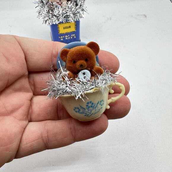 Birthday Assemblage Decor - tea tin with pyrex & teddy bear vintage kitsch - Picture 4 of 6